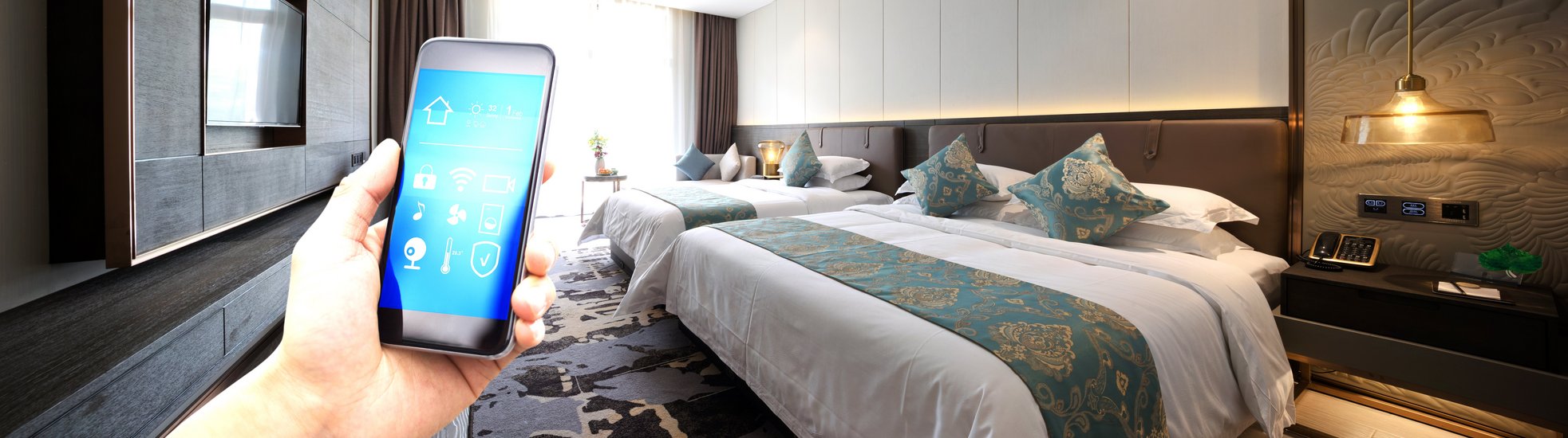 Gast mit Smartphone im Hotelzimmer